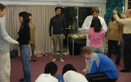 During the 'I am the Soul that I am' exercise in the Awaken workshop
「目覚めのワークショップ」で「私は私の魂」のエクササイズ中