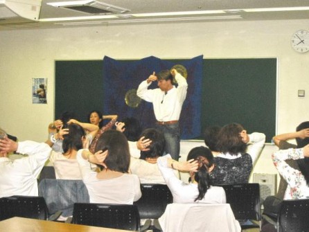 Explaining the 'Veil of Oblivion' meditation during the evening Talk in Sapporo
札幌でのイブニングトークで、「忘却のベール」の瞑想の説明中