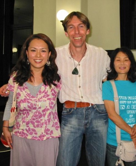 With two participants after the Talk in Yokohama
横浜でのトークのあと、参加者のうちのお二人と