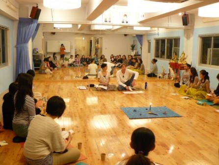 During the Spirituality & Sexuality Talk in Nirmal Yoga Studio, Tokyo
東京白金のニーマルヨガスタジオで
スピリチュアリティとセクシュアリティのトーク中