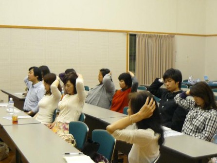 Some of the participants in Onomichi during the Lifting the Veil of Oblivion Meditation
尾道で、「忘却のベールを取りはずす瞑想」中の参加者のみなさん