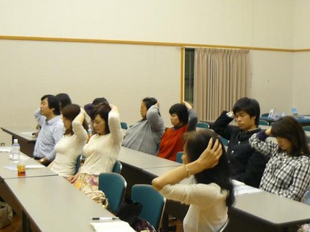 Some of the participants in Onomichi during the Lifting the Veil of Oblivion Meditation
尾道で、「忘却のベールを取りはずす瞑想」中の参加者のみなさん