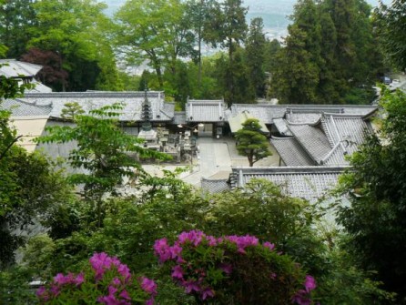 Beautiful Hozanji temple just a short walk from our accommodation
宿から、美しい宝山寺までは歩いてすぐ