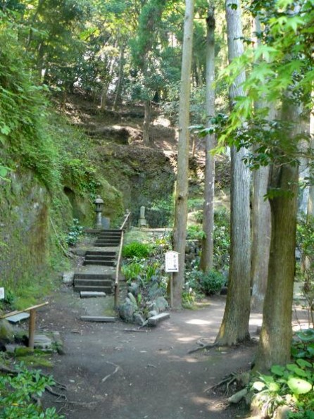 Kamakura: Jochiji temple grounds. 北鎌倉の浄智寺境内