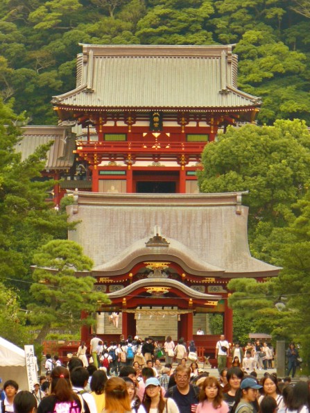 KAMAKURA: The impressive Tsurugaoka Hachimangu among a large crowd 