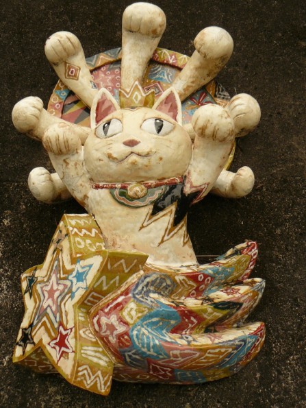 名古屋：常滑にて　たくさんの陶器の猫たちのうちの一つ