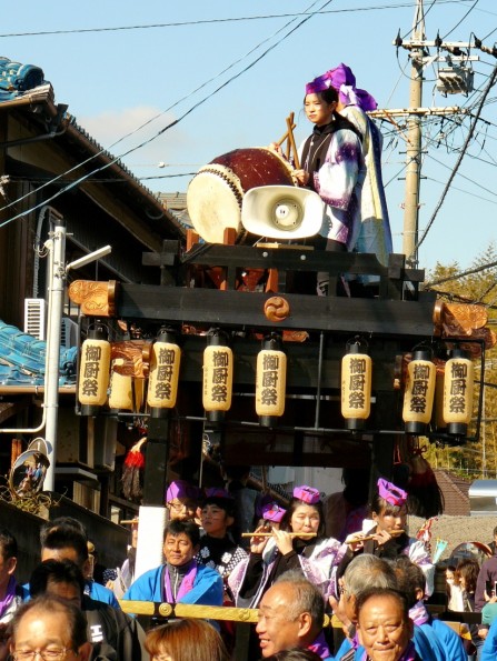 志摩：到着後まもなく　カラフルな秋祭り