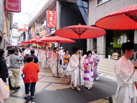 奈良：アーケードで思いがけないお練りに遭遇