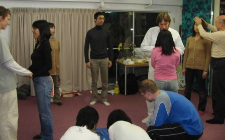 During the 'I am the Soul that I am' exercise in the Awaken workshop
「目覚めのワークショップ」で「私は私の魂」のエクササイズ中